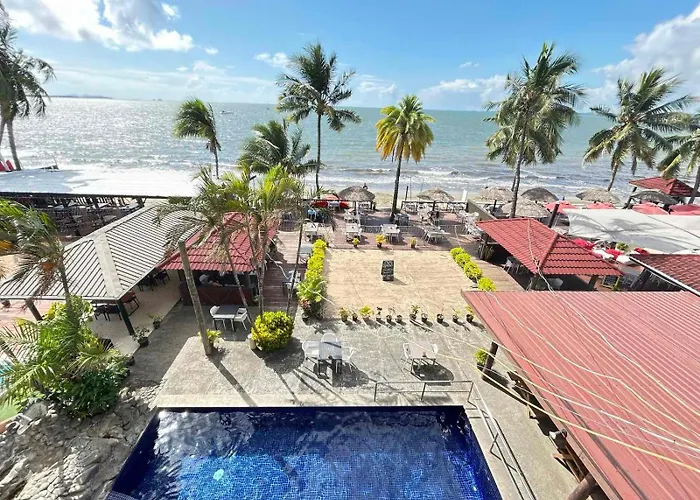 Smugglers Cove Beach Resort & Hotel Nadi